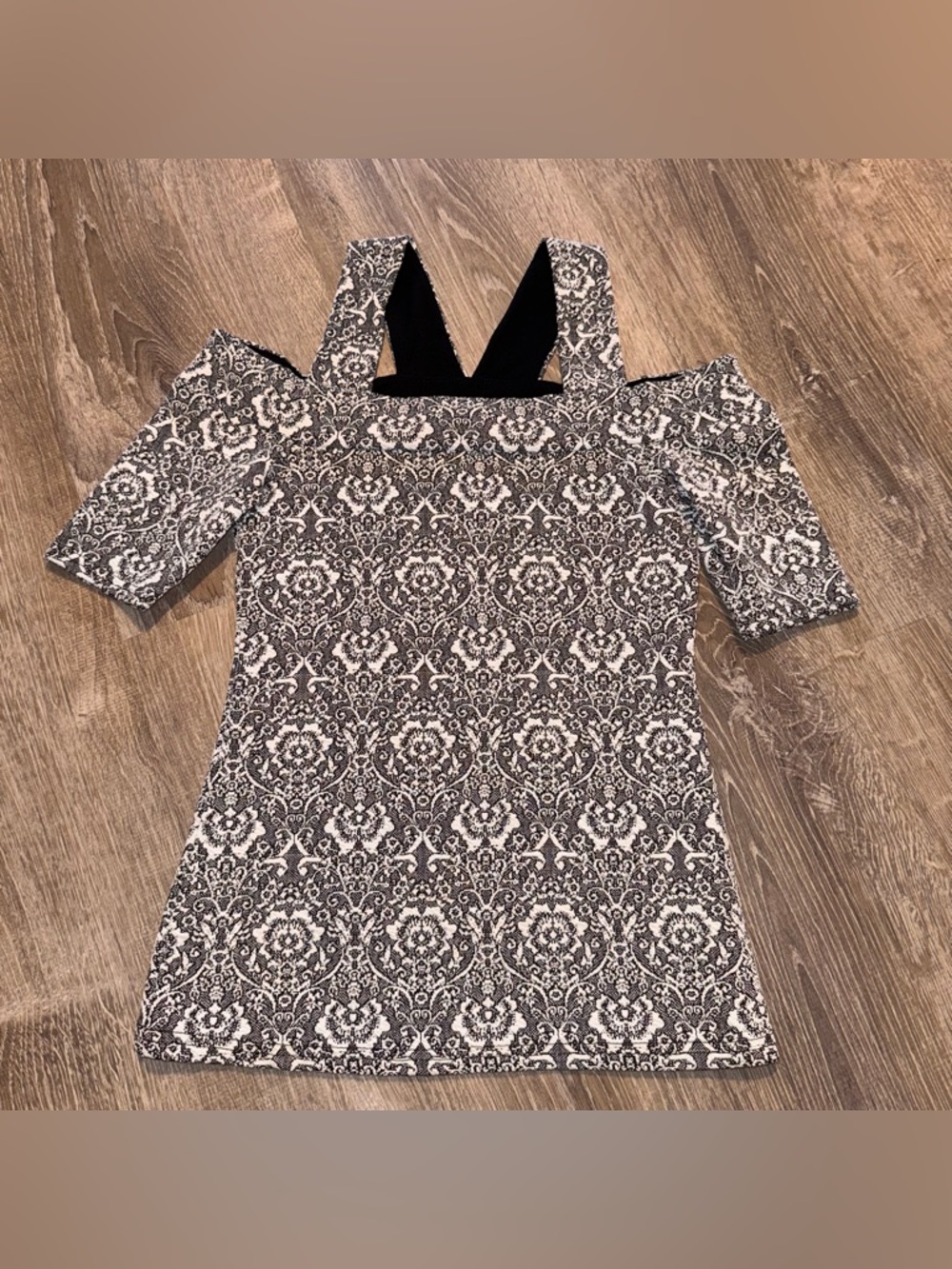 River Island Black White Patterned embroidered cold shoulder top US 2 (UK 6) NWT